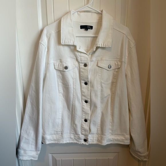 1822 Denim White Stretch Trucker’s Jacket - Picture 7 of 8